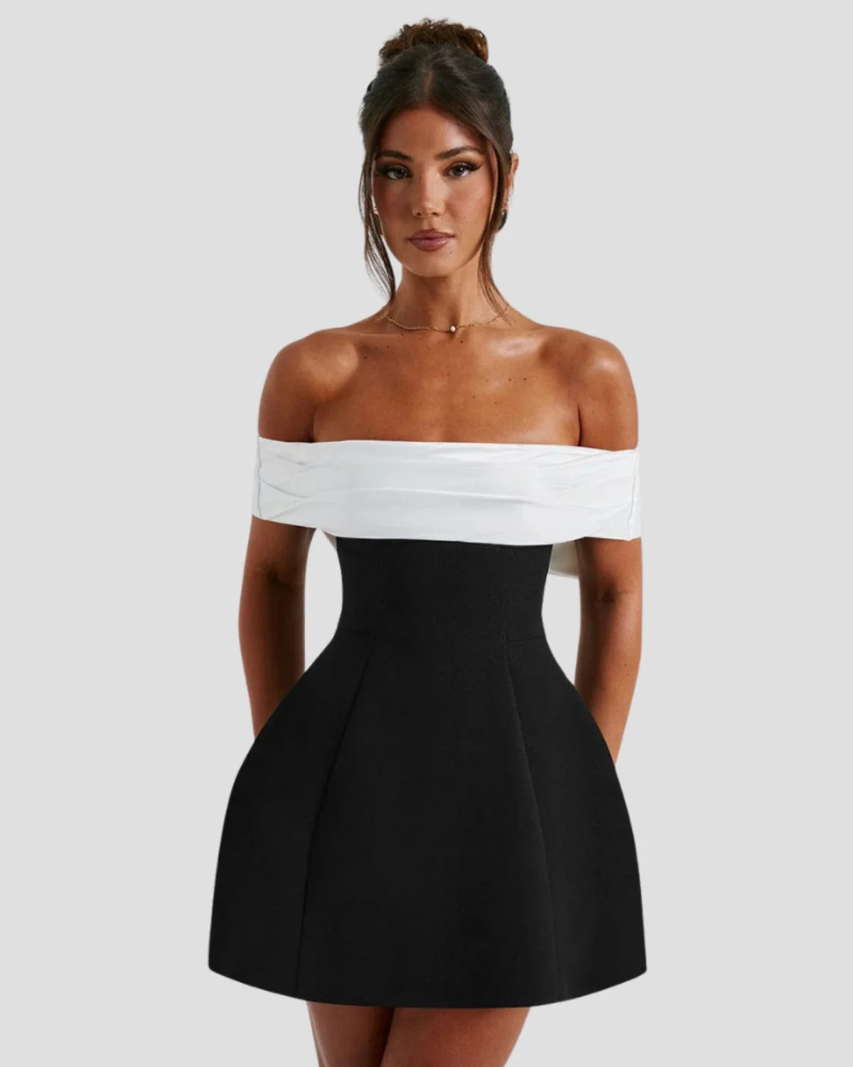 Aneta | Elegancka damska mini sukienka w czarno-biały wzór ze wstążką, kobiecy i stylowy fason