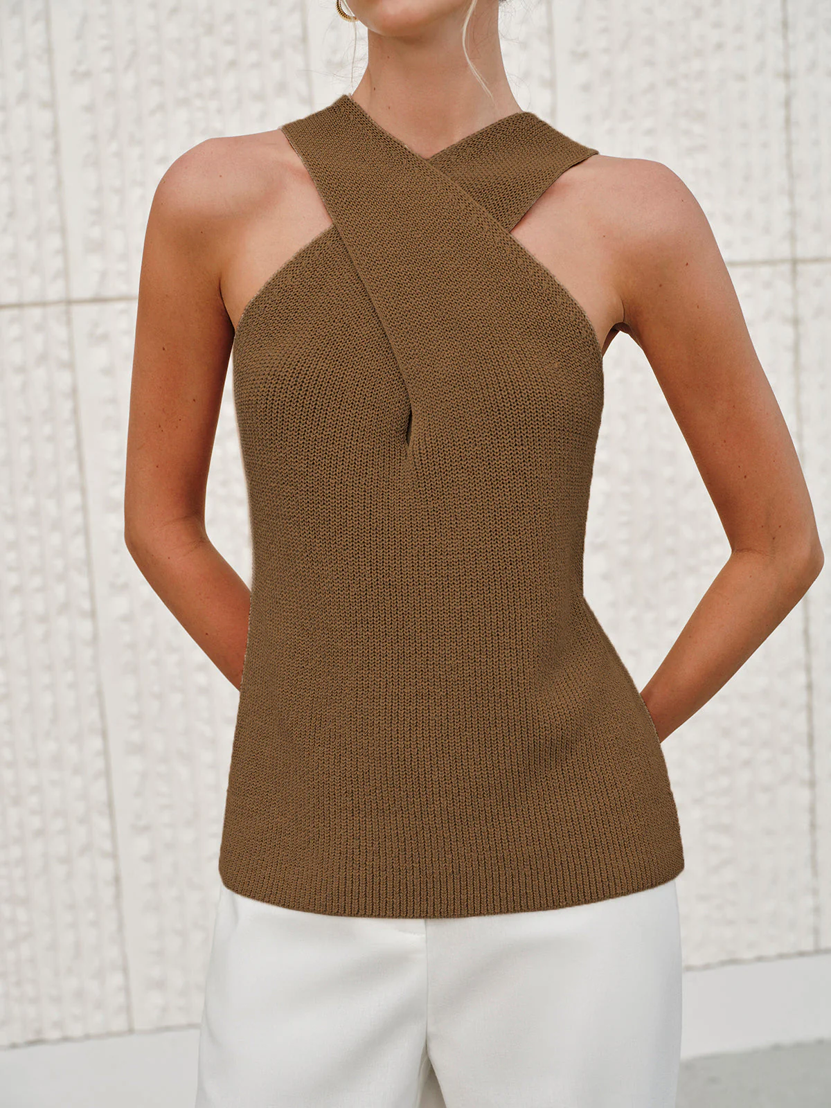 Becca | Top damski typu halter z krzyżowanym kołnierzem, dopasowany fason - Image 10