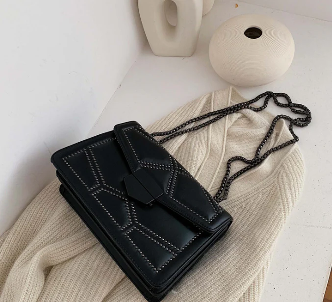 Harmony | Damska torebka crossbody z ćwiekami i łańcuszkiem, modna stylowa