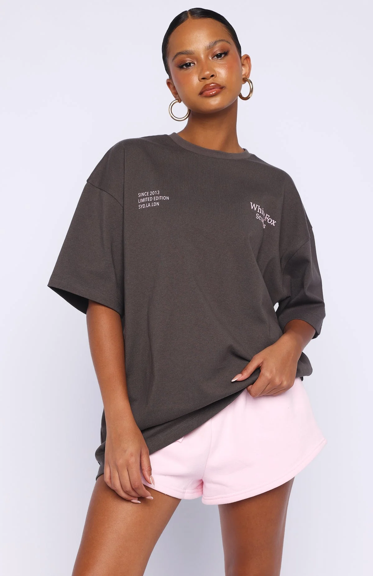 Leonora | Damski t-shirt oversize grafitowy wygodny casualowy - Image 3