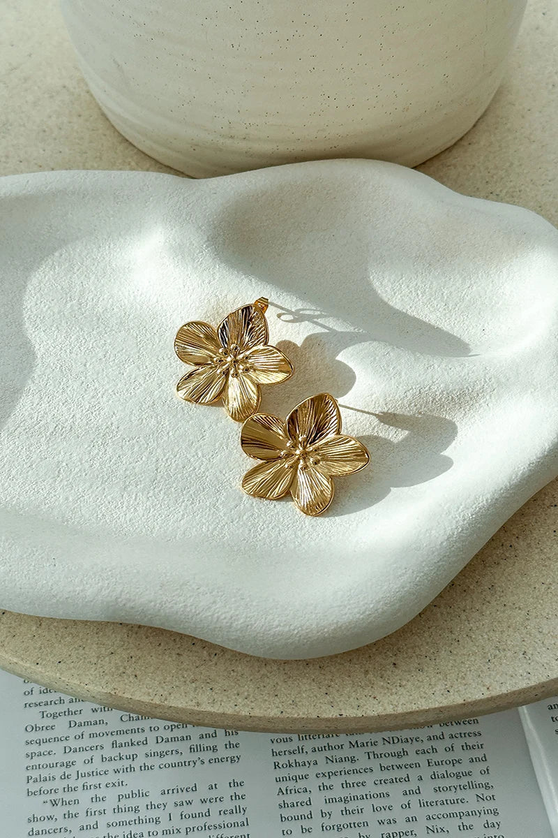 Marcie | Kolczyki damskie kwiatowe eleganckie złote delikatne minimalistyczne - Image 3
