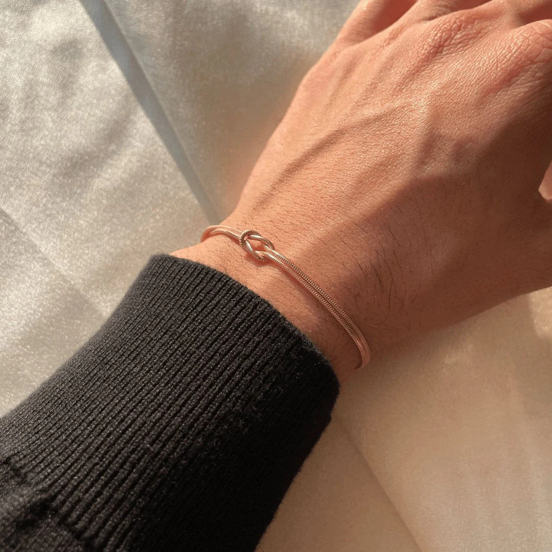Nina | Bransoletka damska z motywem węzła miłości elegancka złota minimalistyczna - Image 5